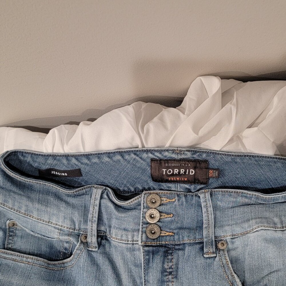 Torrid Premium Jegging  Distressed SZ 10R